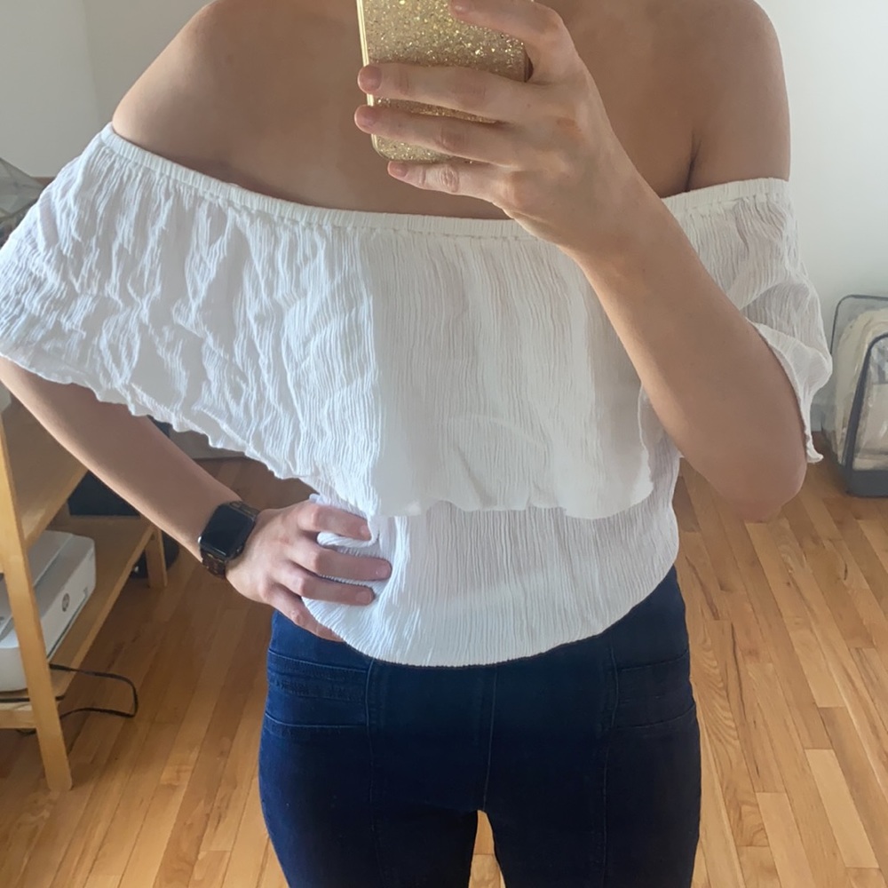 Off the shoulder Elan flowy top.